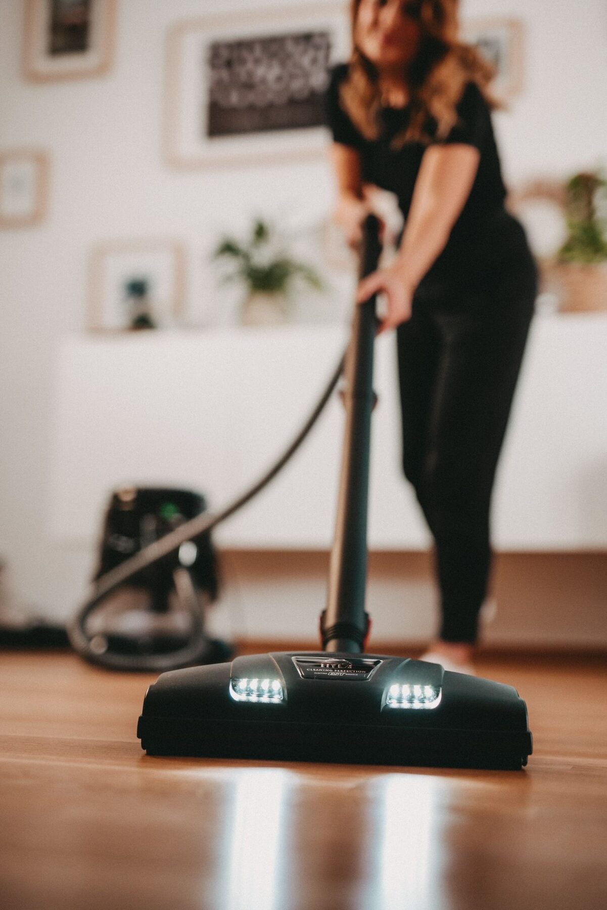 Reinigung mit dem Wasserfiltersystem auf Holzboden im gemütlichen Wohnzimmer